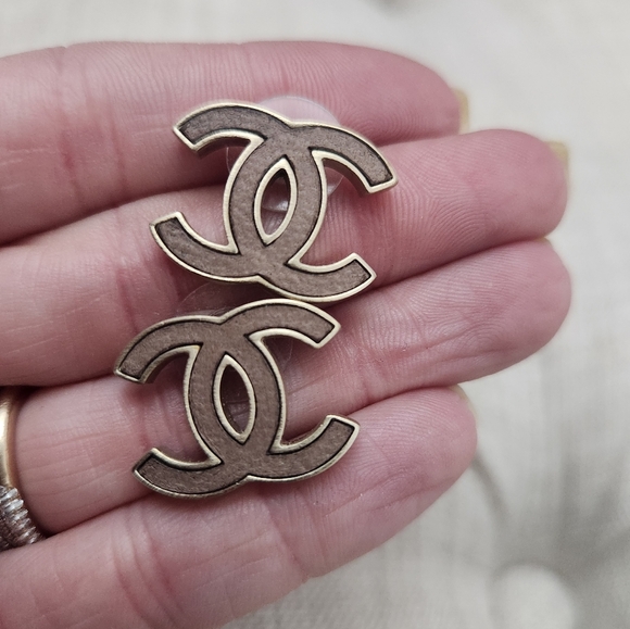 Classic CHANEL CC Stud Earrings - Picture 2 of 4